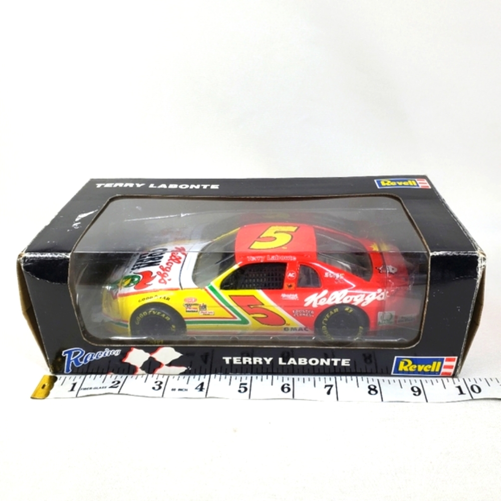 1996 Revell Terry Labonte #5 KELLOGG’S Chevy Monte Carlo 1:24 Die Cast NASCAR.